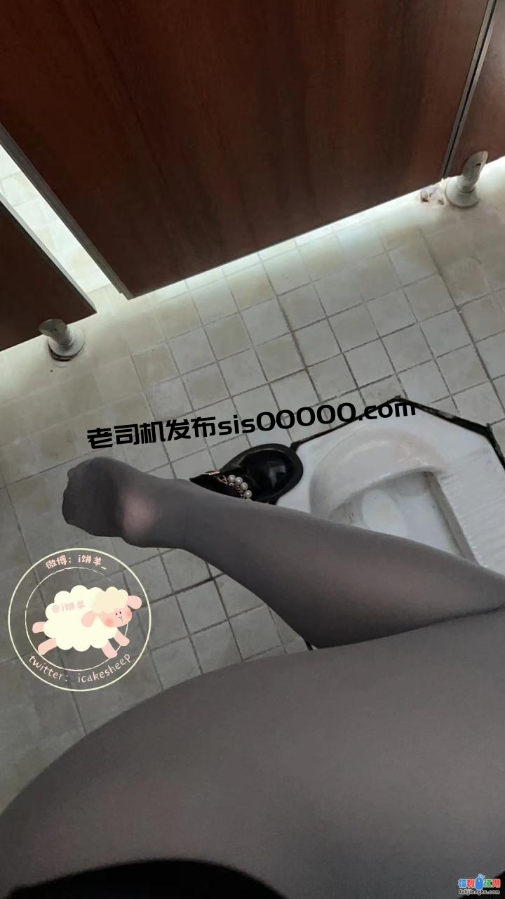 清純反差眼鏡娘『i餅羊』人來人往的公園 忍不住噴尿一分鍾 ，好多逛街的小情侶 越看水越多 太刺激了 忍不住噴水水 458M