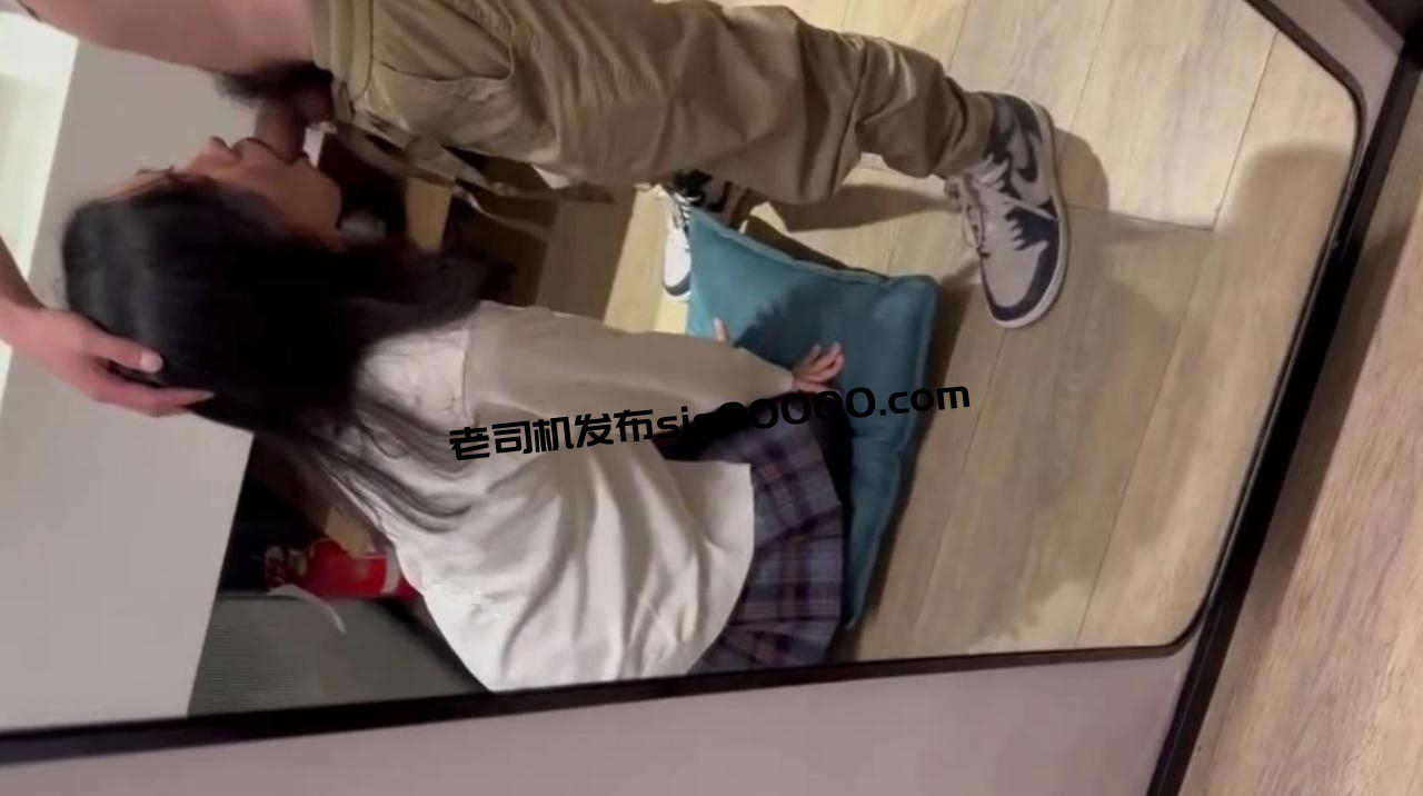 【極品洩密】，學生妹和男友樓梯口啪啪，蜜桃臀後入，真實生活照，反差婊很騷很淫蕩
